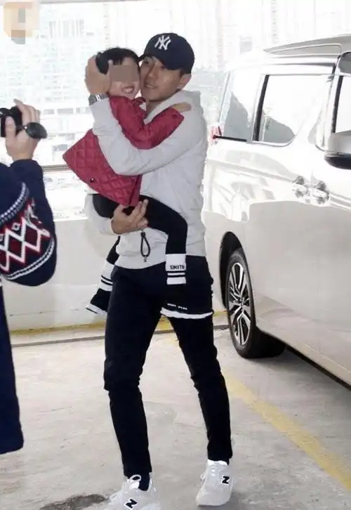 小糯米谁带刘恺威离婚后首度带小糯米出门被拍