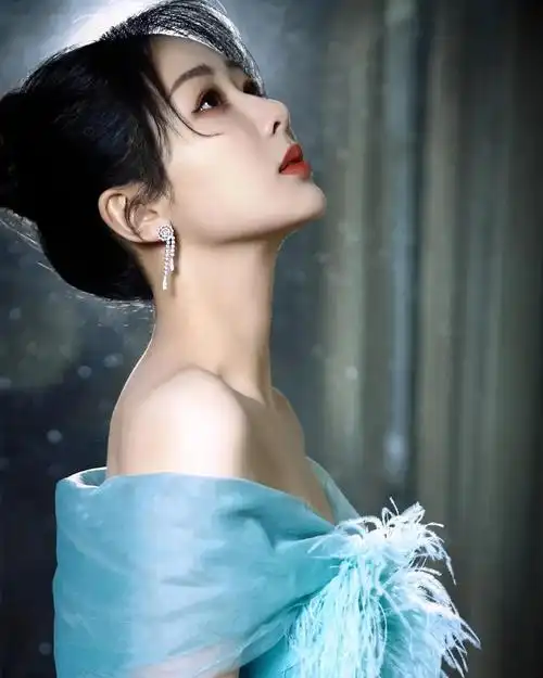 清新可爱的杨紫,清纯绝美,文雅秀丽的写真照!