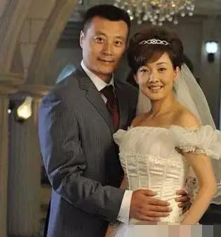 51岁郭冬临的80后妻子近照终于曝光!并不是搭档张凯丽和牛莉!