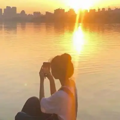 侧脸头像女生日落逆光高清唯美治愈系的日落女生头像侧脸图片