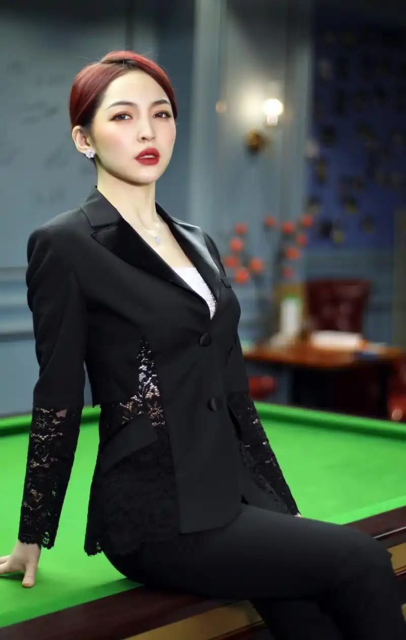 美女裁判王钟瑶,飒爽职业装,上演球场上的"制服诱惑".