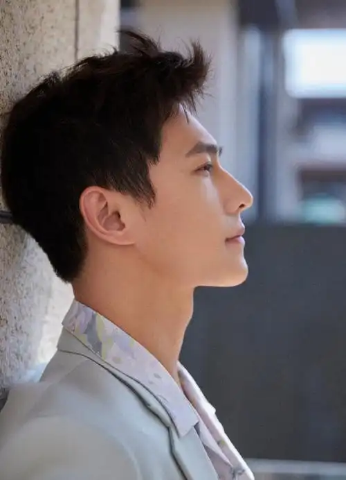 杨洋浅绿色西装#杨洋 最新造型,浅绿色西装套装搭配浅色印花衬衫