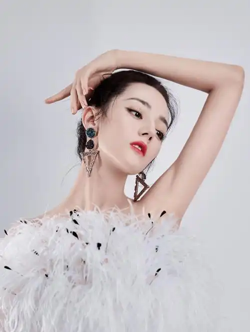 原创迪丽热巴身材太惊艳内娱谁能抵挡其魅力完美曲线引发热议