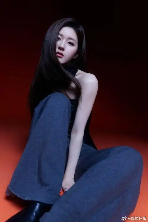 赵露思脖子上戴了花##赵露思情人节大片