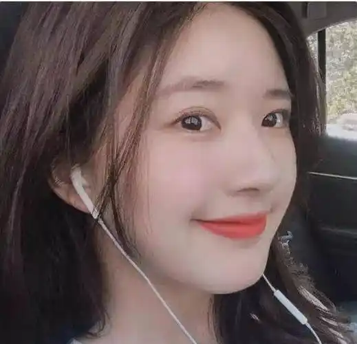 原创赵露思大早起床素颜进组拖鞋短裤太生活化原来没装扮是这模样