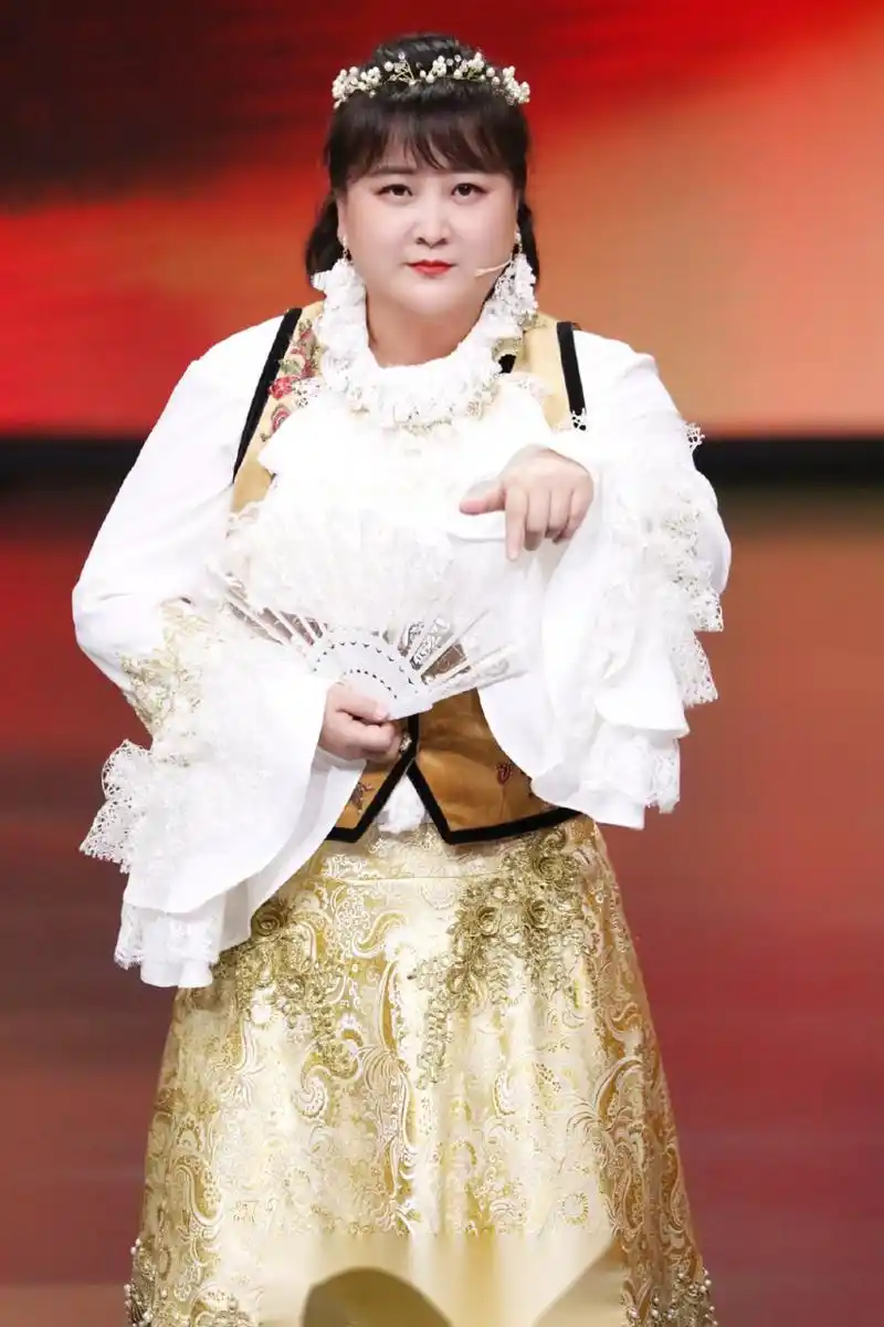 贾玲 王牌收官之夜,贾仙女@贾玲 盛装出席王牌五周年庆典.