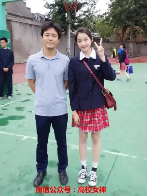 关晓彤晒高中毕业照,清纯搞怪,网友惊呼太美了!