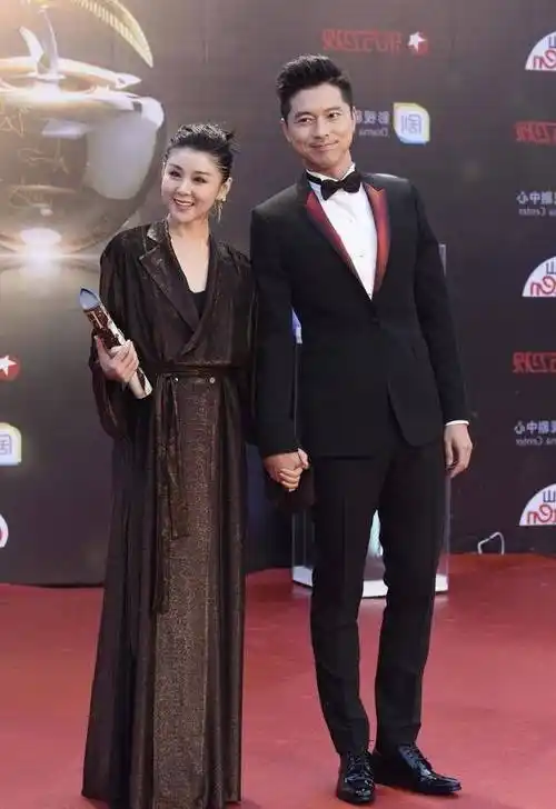 原创李小萌太有心机穿咖啡色连衣长裙藏恨天高站185老公旁太般配