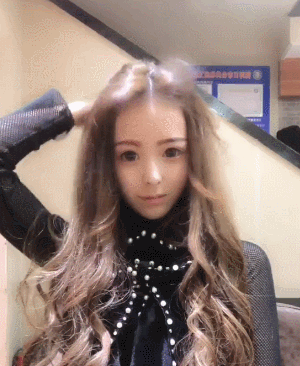 长发飘飘撩头发有气质美美哒gif动图_动态图_表情包下载_soogif