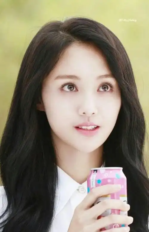 郑爽未修图曝光被指鼻歪颧骨突出面部没特色