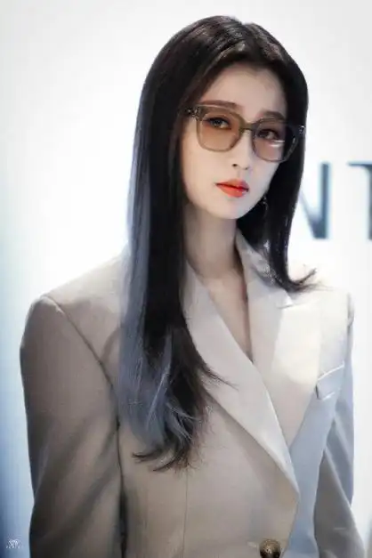 虞书欣蓝色挑染长发#虞书欣今天活动的造型好鲨啊,气质拉满,戴眼镜穿