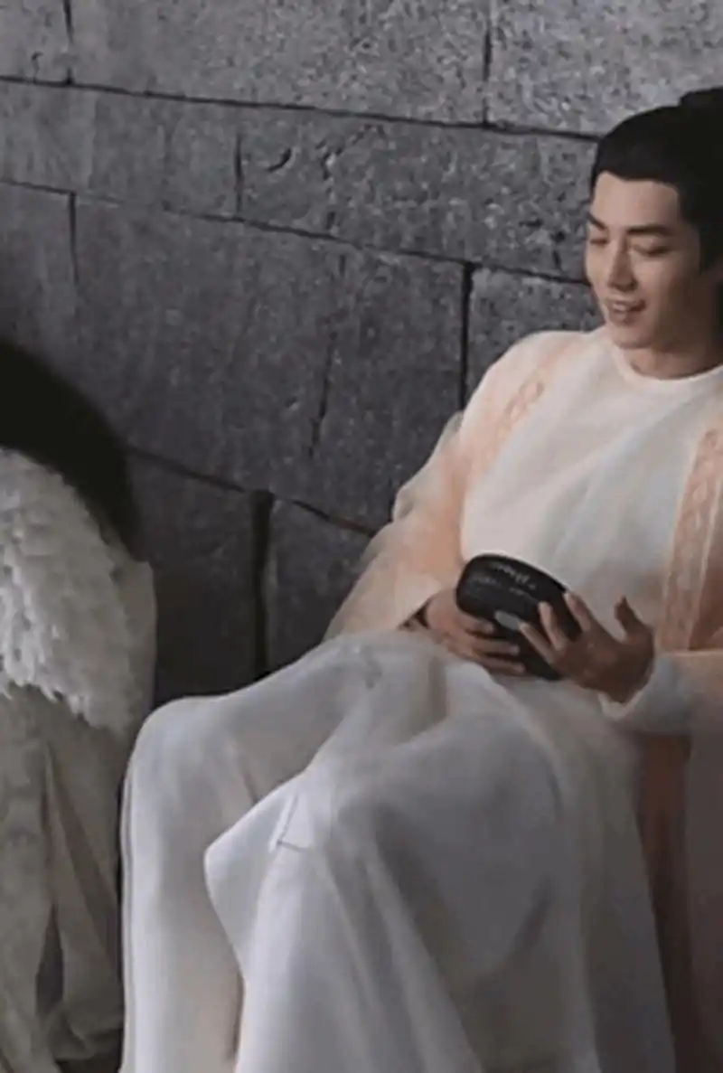 肖战的腹肌有多牛 肖战在片场练习腹卷,抓紧一切零碎时间做腹部训练