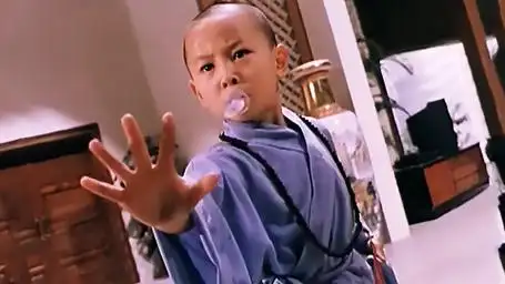 "释小龙"演绎最强少林弟子,叼着奶嘴吊打老外,这电影太经典