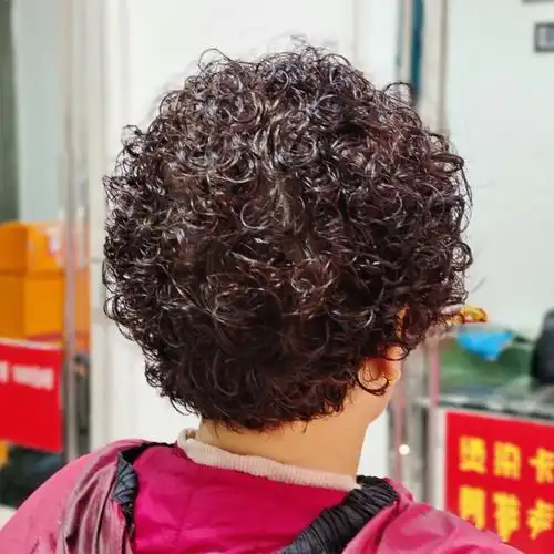 适合五六十岁女人的抱团卷,时髦洋气又显发量,好打理又显年轻|发型