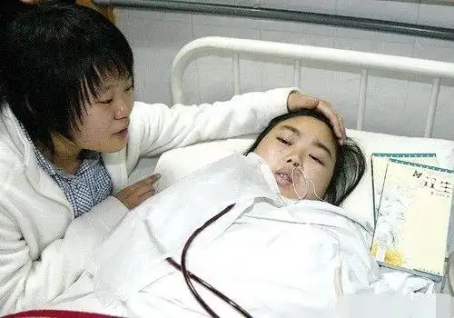 90后大一女生因病去世,遗体捐献母校科研,全校师生含泪送别