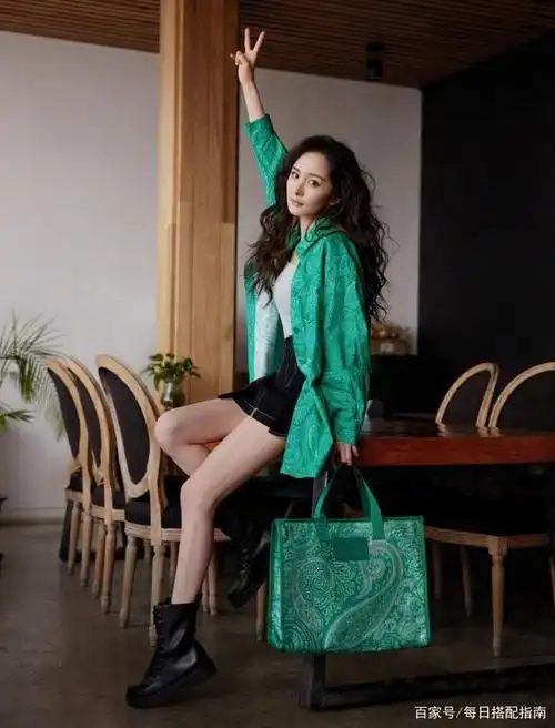 就连娱乐圈的明星们也按耐不住新季节带来的穿搭灵感,这不,杨幂已经晒