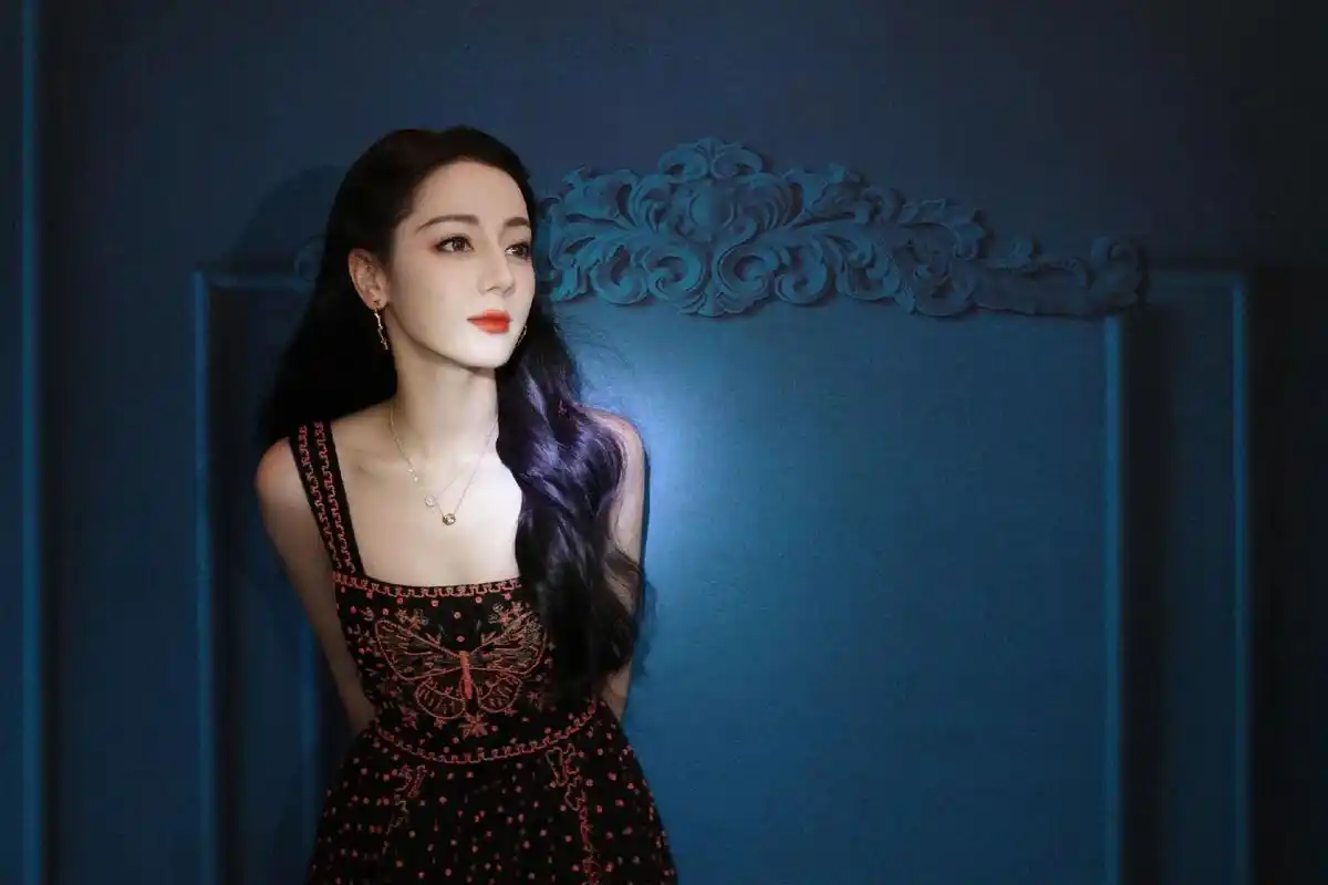 迪丽热巴迪奥全球代言人图片 - 抖音