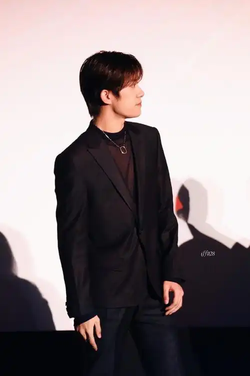 first青年电影展生图#易烊千玺first青年电影展路透9615西装革履!