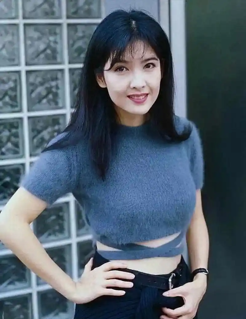 世纪九十年代周慧敏被称为香港影视圈的"玉女掌门人",可见她有多清纯
