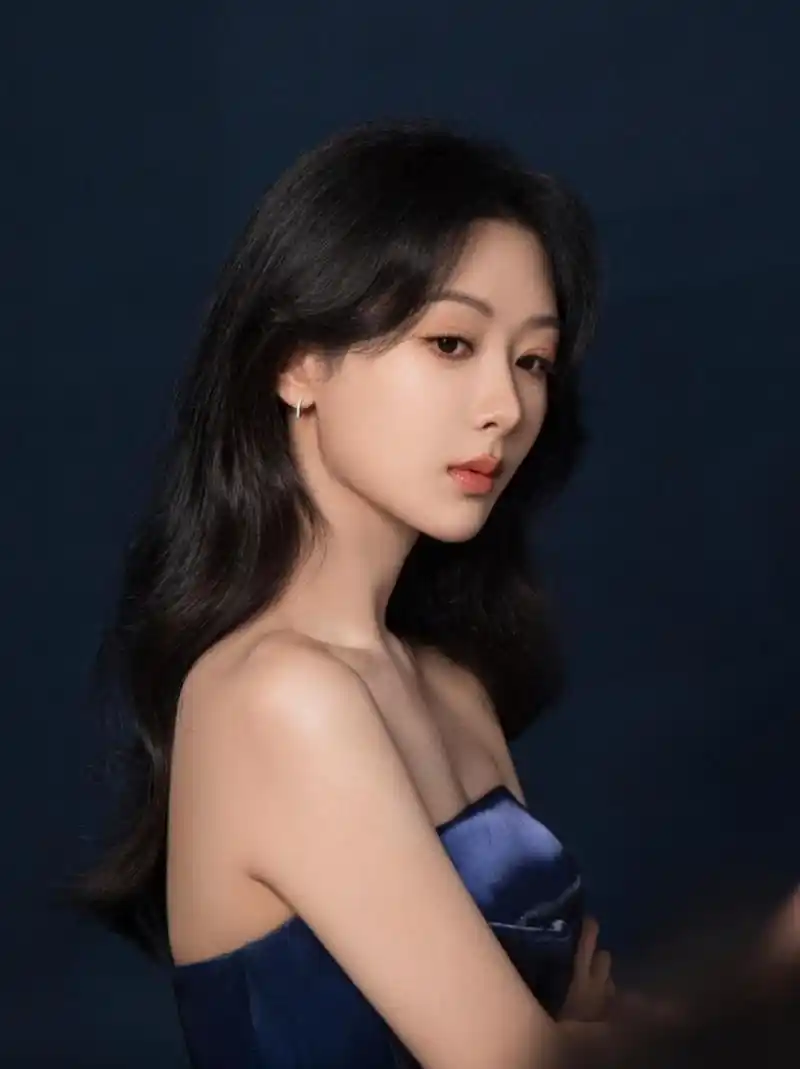 杨紫抹胸裙惊艳写真,优雅神秘让人沉醉其中,真的太美了!