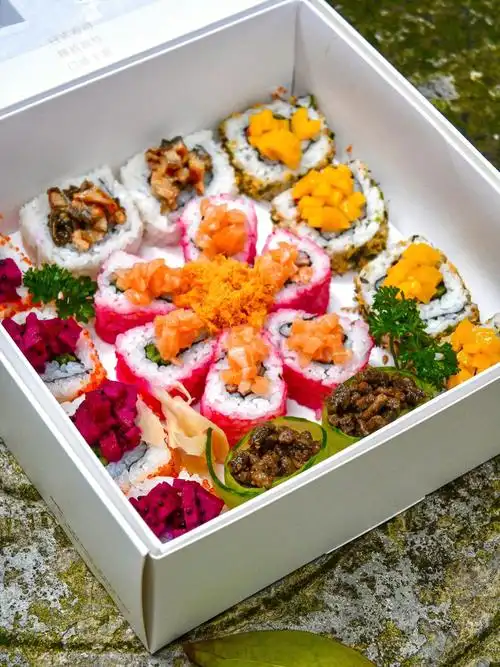 关于下雨天在家点到的好吃的寿司拼盘