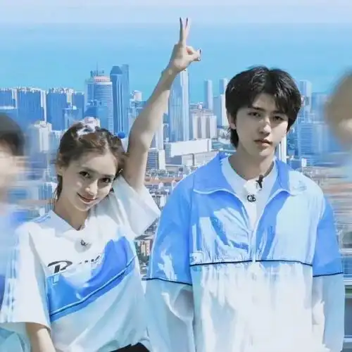 最近蔡徐坤和angelababy最近的行程被翻了出来,不少嗑俩人产品的小