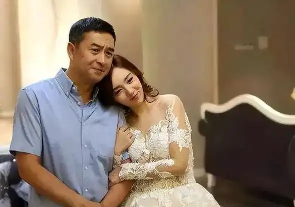 她曾是央视主持,因性格和张嘉译离婚,二婚嫁富豪,47岁风韵犹存