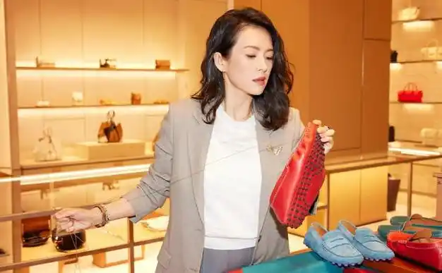 章子怡威尼斯出席活动,灰色西装低调不失优雅,和人耳语好开心