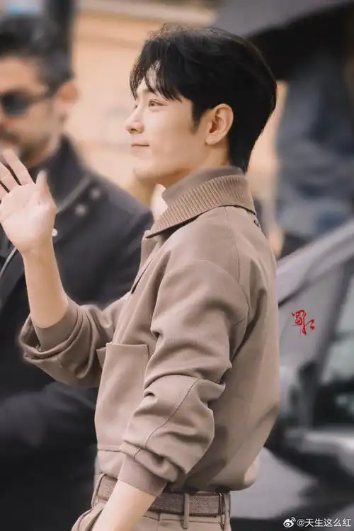 我觉得肖战米兰时装周最厉害的是,不但展示了作为大明星被世界瞩目而