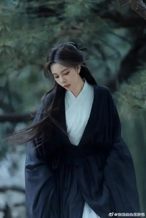 宋妍霏黑衣侠客执伞造型#宋妍霏古装大片释出,黑衣侠客执伞,好清冷的