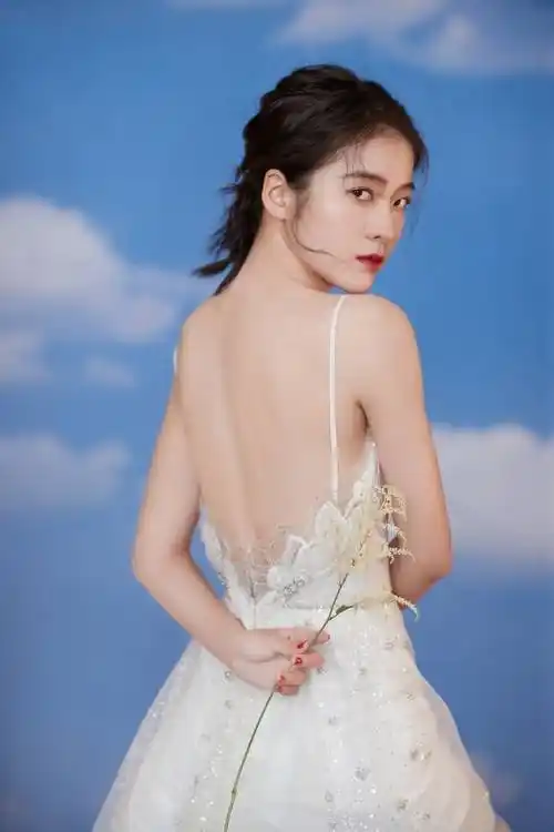 随着这组照片的曝光,张雪迎也获得了很多粉丝的关注和支持.