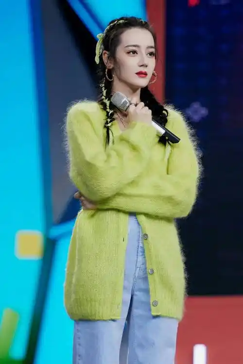 迪丽热巴6套双马尾麻花辫穿搭,可俏皮可端庄风格超百变_女明星_黑色