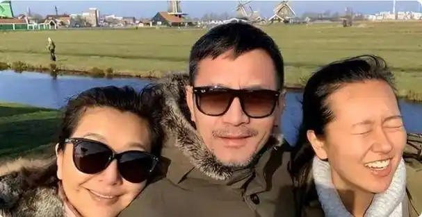 纷纷晒出了在朝阳大悦城偶遇江珊现任老公田小洁的画面