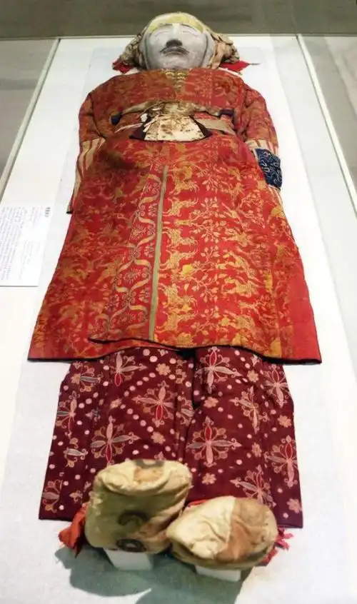 新疆出土一汉代男性,却因身上衣服而大放异彩,专家:无价之宝