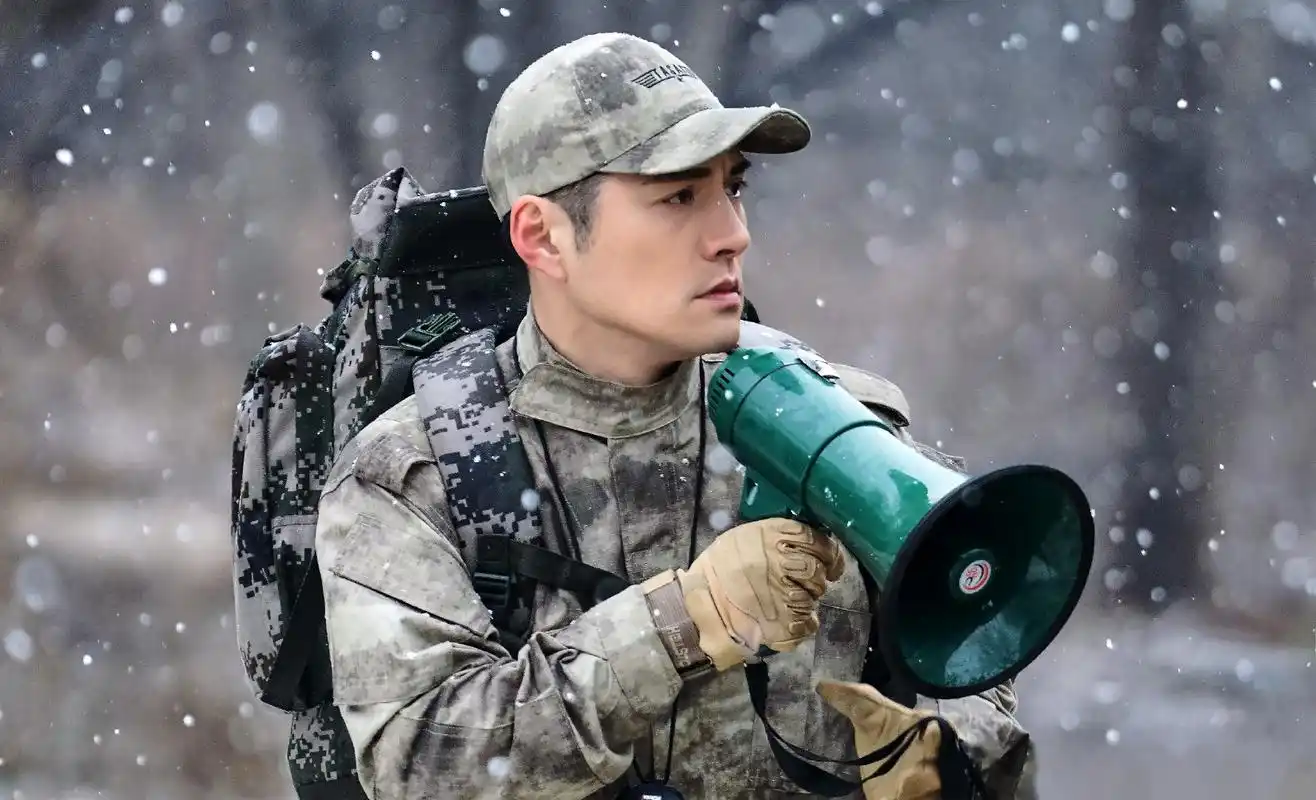 严屹宽侧脸《飞行少年》中的孔教官不仅侧脸帅,军装更帅!