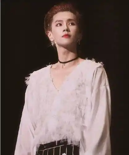 李汶翰,腿是真的长,比例是真的好,气场十足啊!