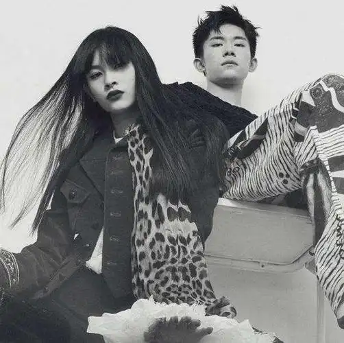 易烊千玺与木村光希合作拍封面试问谁不想坐在弟弟副驾驶呢