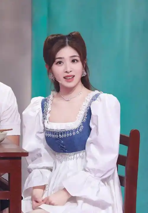 张含韵的个子不算太高,穿衣搭配的时候就要注重身材比例的把控,选择的