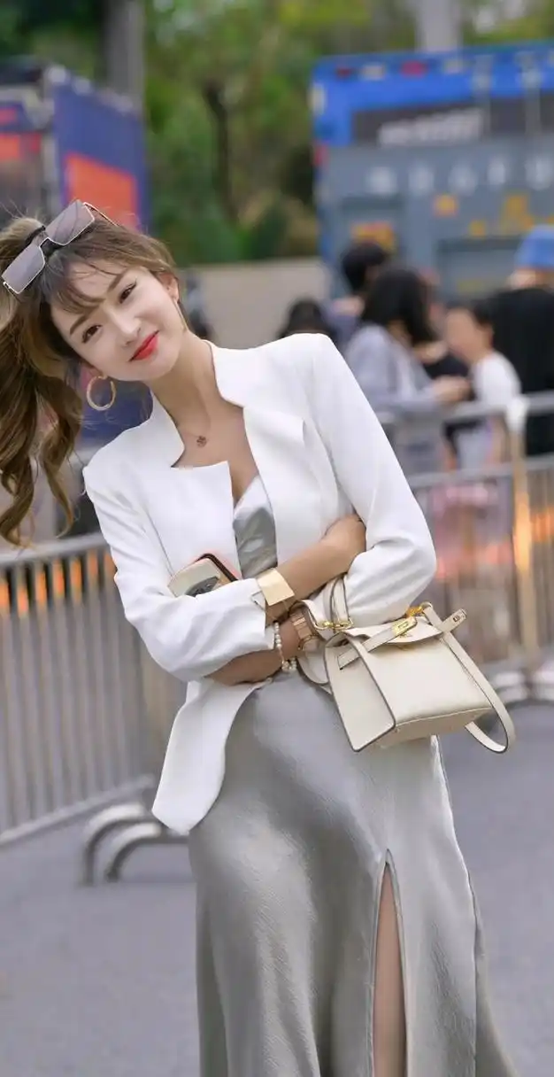 街拍女神,白色西装银长裙尽显高贵优雅#时尚穿搭# #美女# #日常穿搭