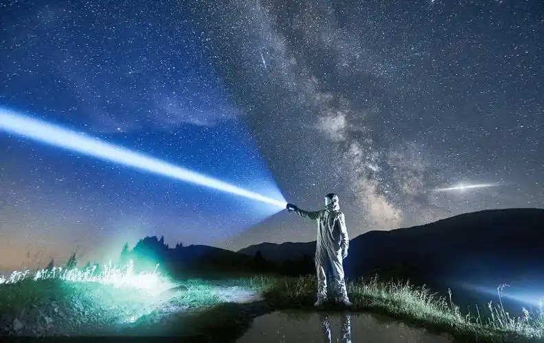 打开手电筒朝着天空照射1秒后发出的光能不能飞到宇宙边缘