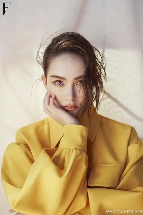 1月26日,昆凌最新时尚大片曝光,身穿黄色长裙,头发随性飘逸,造型多变