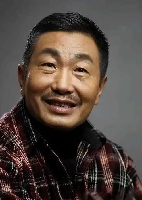 演员杜源:伉俪情深携手载,低调演绎荧屏人生,女儿成骄傲