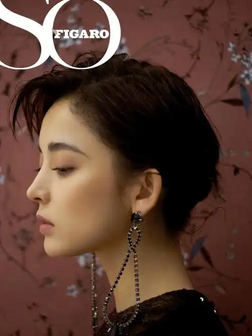 一直是神仙少女颜代表的欧阳娜娜脸和古力娜扎侧脸合照在前不久上了