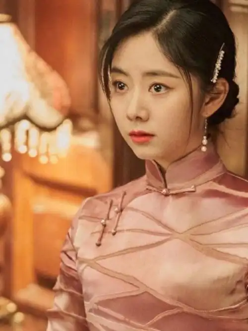 谭松韵穿旗袍上节目公主切造型又美又灵这哪像30岁的样子