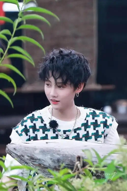 笑起来超可爱的卷毛昕#刘雨昕打卡吧吃货团#@the9-刘雨昕