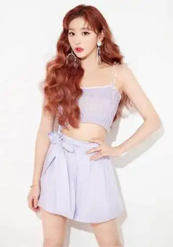 孔雪儿有多美大波浪卷发配碎花裙令人惊艳难怪被称芭比娃娃