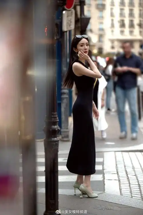 杨幂穿黑色挂脖连衣裙身姿曼妙 黑长直发型知性优雅