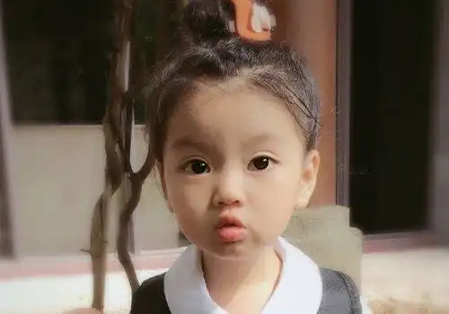 小女孩无刘海扎丸子头盘发发型