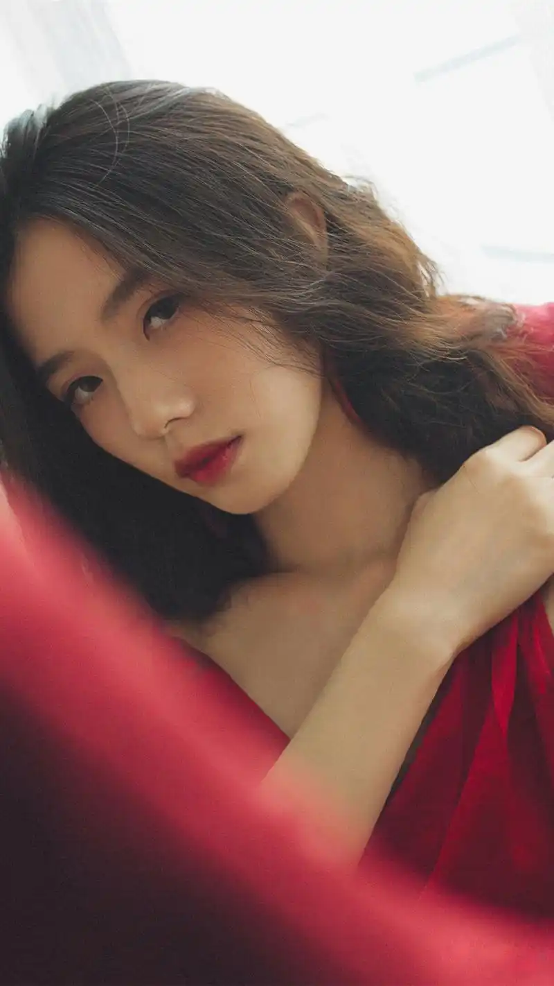 吊带礼服美女手机壁纸