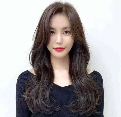 今年过年别烫"大妈卷",女人过了30岁留这4种发型,减龄又好看